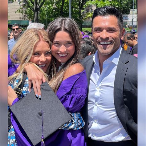 All About Kelly Ripa and Mark Consuelos’ Daughter。